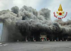 Incendio Malagrotta, a fuoco impianto di rifiuti, colonna di fumo visibile a chilometri di distanza
