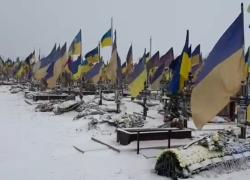 Ucraina, bandiere al vento al cimitero di Kharkiv: 300.000 ragazzi morti per la gloria dell'Impero americano
