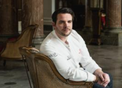 Chef stellato licenziato da un hotel 5 stelle di Biarritz: “Ha legato l’aiuto-cuoco a una sedia con una mela in bocca e una carota nel sedere”