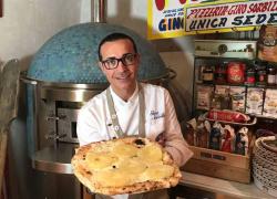 Gino Sorbillo e la pizza all'ananas, anche il pizzaiolo napoletano si cimenta nella preparazione, con un pizzico di ironia