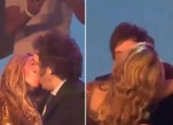 Milei, bacio passionale alla fidanzata sul palco durante il suo spettacolo comico a teatro - VIDEO