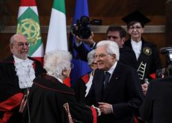 2024, prima il discorso del gobbo affetto da dislalia, poi l’intervista a Liliana Segre e Malgioglio: ci vuole un miracolo
