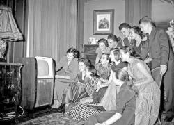 Rai compie 70 anni, il 3 gennaio 1954 le trasmissioni della tv pubblica. Storia dello strumento che ha cambiato il Paese
