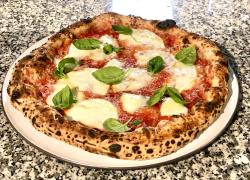 Confine la nuova pizzeria con cantina aperta a Milano nel quartiere delle cinque vie nel marzo 2023 è diventata in pochi mesi uno degli indirizzi più gettonati dai gourmet