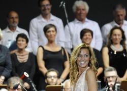 Beatrice Venezi a Quarta Repubblica: "Mai sentito contestare un mio collega chiamandolo comunista", il web: "Immensa"