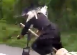 Festa della befana 2024, la vecchina in sella alla sua scopa in strada: "Sono partita". Il VIDEO virale sul web