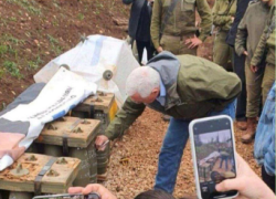 Mike Pence, ex vice di Donald Trump autografa una bomba di Israele in un sito militare al confine con il Libano: la FOTO virale sul web