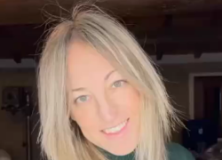 Larve, grilli e cavallette, etichette incomprensibili in latino. Camilla Signorini: "È un inganno, mangiate cibi allergizzanti a base di insetti e non lo sapete" - il VIDEO denuncia