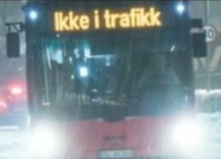 Norvegia, 130 bus elettrici bloccati dal gelo a Oslo: "Le batterie non reggono a queste temperature". Polemica sul fallimento green