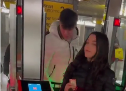 Metro Milano, tornelli Atm "anti salto pensati per non entrare e uscire senza biglietto", ma la  "% di passaggi riusciti è del 100%" - VIDEO VIRALE