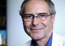 Francia, Christian Perronne: "Reazioni avverse, infarti, ictus e tumori in aumento nei giovani dopo vaccino Covid. Dati sanitari segreto di Stato"