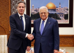 Hamas: "40 tra morti e feriti per un bombardamento di Israele a Deir el-Balah". E Blinken da Abu Mazen dice sì allo stato della Palestina