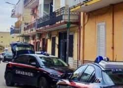 Caivano, bambina di 5 anni precipitata dal secondo piano di un palazzo: salvata dai fili per stendere la biancheria