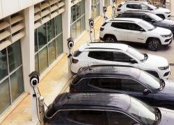 Hertz vende 20mila auto elettriche e punta su quelle a benzina: scarsa domanda e costi alti, 3 anni fa l'acquisto di 100mila Tesla