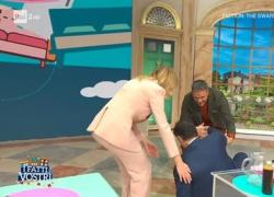 Tiberio Timperi, caduta a "I fatti vostri", il conduttore scivola sulla cera calda e se la ride - VIDEO
