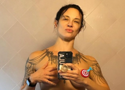 Asia Argento completamente nuda in bagno, si vede tutto, social infuocati: FOTO GALLERY