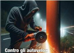 Fleximan, il killer degli autovelox di Rovigo diventa un supereroe in stile Marvel: "Tranquilli, c'è lui" - il VIDEO virale sul web