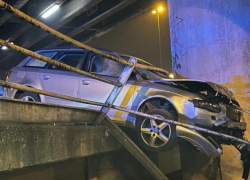 Mestre, altro incidente sul cavalcavia Vempa dopo la strage del bus: auto sfonda il guardrail e resta sospesa. Illeso l'autista, cause da accertare