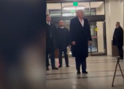 USA, Donald Trump barcolla al rientro in hotel in Iowa. Il web: "Sta invecchiando come Biden" - il VIDEO virale