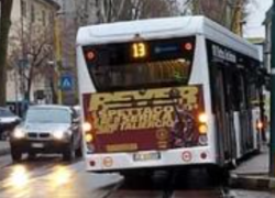 Mestre, bus elettrico fuori strada: è della società La Linea, come quello della strage. Nessun ferito, l'autista: "Possibile blocco allo sterzo"