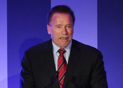 Arnold Schwarzenegger fermato in Germania: “Orologio da 20mila € da dare in beneficienza non dichiarato”, 35mila euro per il rilascio