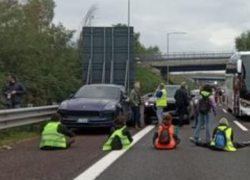 Bologna, 3 attivisti di Ultima Generazione condannati a 6 mesi di carcere: bloccarono la tangenziale il 2 novembre