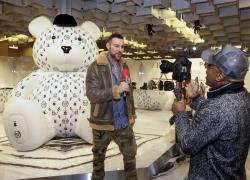 Philipp Plein protagonista di Pitti Bimbo 98. Lo stilista tedesco si è prestato volentieri a interviste e selfie con il pubblico 