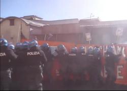 Scontri a Vicenza Fiera dell'Oro, manifestanti contro padiglione Israele: "Free Palestine", cariche della polizia - VIDEO