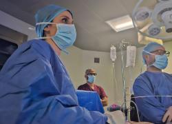 Gravidanza durante la transizione da donna a uomo a Roma, i medici: “Marco è al 5 mese, rischi per lui e per il feto”