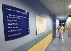 Novara, litiga con la moglie e si dà fuoco,  50enne in gravissime condizioni al Cto, feriti anche i 2 figli e la donna