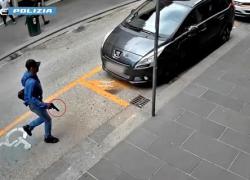 Genova, rapina a mano armata in una gioielleria del centro, cinquantenne tradito da tatuaggio religioso