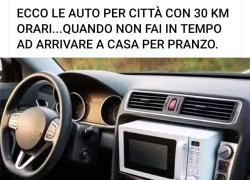 Bologna Città 30, dalle auto con una sola marcia alle cucine nell'abitacolo: i MEME più divertenti dal web sulla "città a rallentatore"