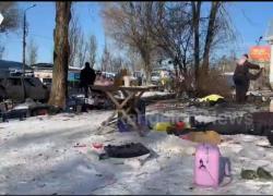 Ucraina, Kiev bombarda mercato nel Donetsk, 27 morti e 25 feriti. Rangeloni: "Pozzanghere di sangue e resti umani ovunque" - VIDEO