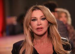 Paola Ferrari: "Ho un tumore al viso, devo operarmi. Ho avuto anche un carcinoma maligno da occhio a metà guancia"