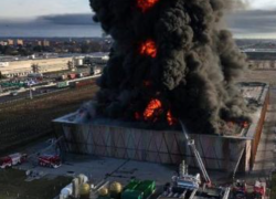 Cavenago, incendio alla Planet Farms: brucia la startup degli orti verticali più grande d'Europa. "Guasto ad un macchinario" - VIDEO