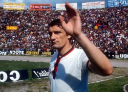 Gigi Riva, funerali di Rombo di Tuono alle 16, allestiti 2 maxischermi fuori dalla basilica per l'ultimo saluto