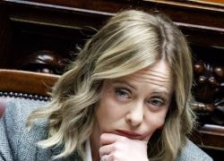 Schlein e Conte contro Meloni su sanità e patto stabilità: "Premier regina dei tagli", "Re Mida al contrario". Lei: "Colpa dei vostri governi"