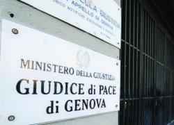 Genova, clochard multato dai vigili perché si rade la barba con l'acqua di una fontanella pubblica