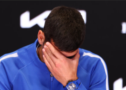 Australian Open, Djokovic piange in conferenza stampa dopo la sconfitta con Sinner: "Non è l'inizio della fine, giuro" - VIDEO