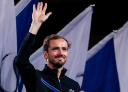 Australian Open, Medvedev batte Zverev in 5 set (5-7 3-6 7-6 7-6 6-4), sfiderà Sinner in finale domenica alle 9.30