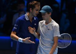 Australian Open, finale Sinner-Medvedev, 3-6, 3-6, 6-4, 6-4, 6-3. L'azzurro trionfa dopo una strepitosa rimonta
