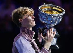 Jannik Sinner vince la finale degli Australian Open e batte Medvedev in 5 set. Primo Slam per l'Italia dopo 48 anni