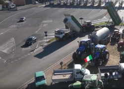Protesta agricoltori, a Orte tentato blocco del casello sull'A1 con i trattori: "Fermate aumento costi materie prime" - VIDEO