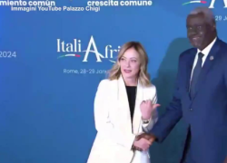 Italia-Africa, Meloni scherza con Moussa Faki, vittima della telefonata fake dei comici russi: "E' quello vero" - VIDEO