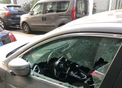 Milano, gambiano di 24 anni spacca le auto parcheggiate in pieno centro e aggredisce poliziotti: arrestato