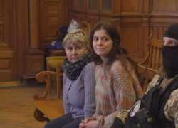 Ilaria Salis, in tribunale a Budapest con catene a piedi e mani: chiesti 11 anni per aggressione a 2 neofascisti - VIDEO