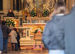 Funerali Sandra Milo, la folla accoglie il feretro alla Chiesa degli Artisti. Il figlio: "3 mesi fa la scoperta della malattia"