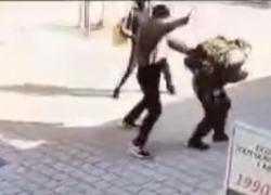 Ilaria Salis, VIDEO dell'aggressione in Ungheria dell'estremista di sinistra contro due di estrema destra: volto coperto e manganello d'acciaio
