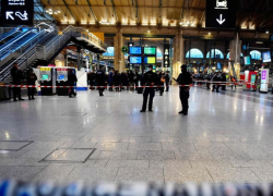 Parigi, 3 persone accoltellate e ferite alla Gare de Lyon: arrestato un maliano con "disturbi psichiatrici", residente a Torino 