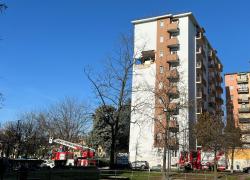 Corsico, esplosione al sesto piano di un edificio: distrutto un appartamento, due persone "vive per miracolo"